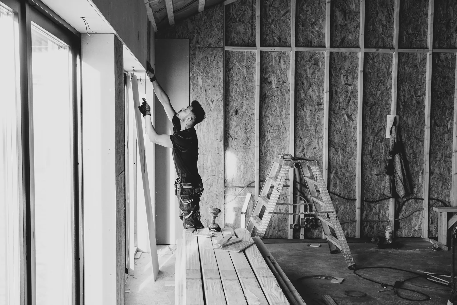 Handwerker von Trockenbau Plus montiert eine Gipskartonwand in einem hellen Raum in Coesfeld