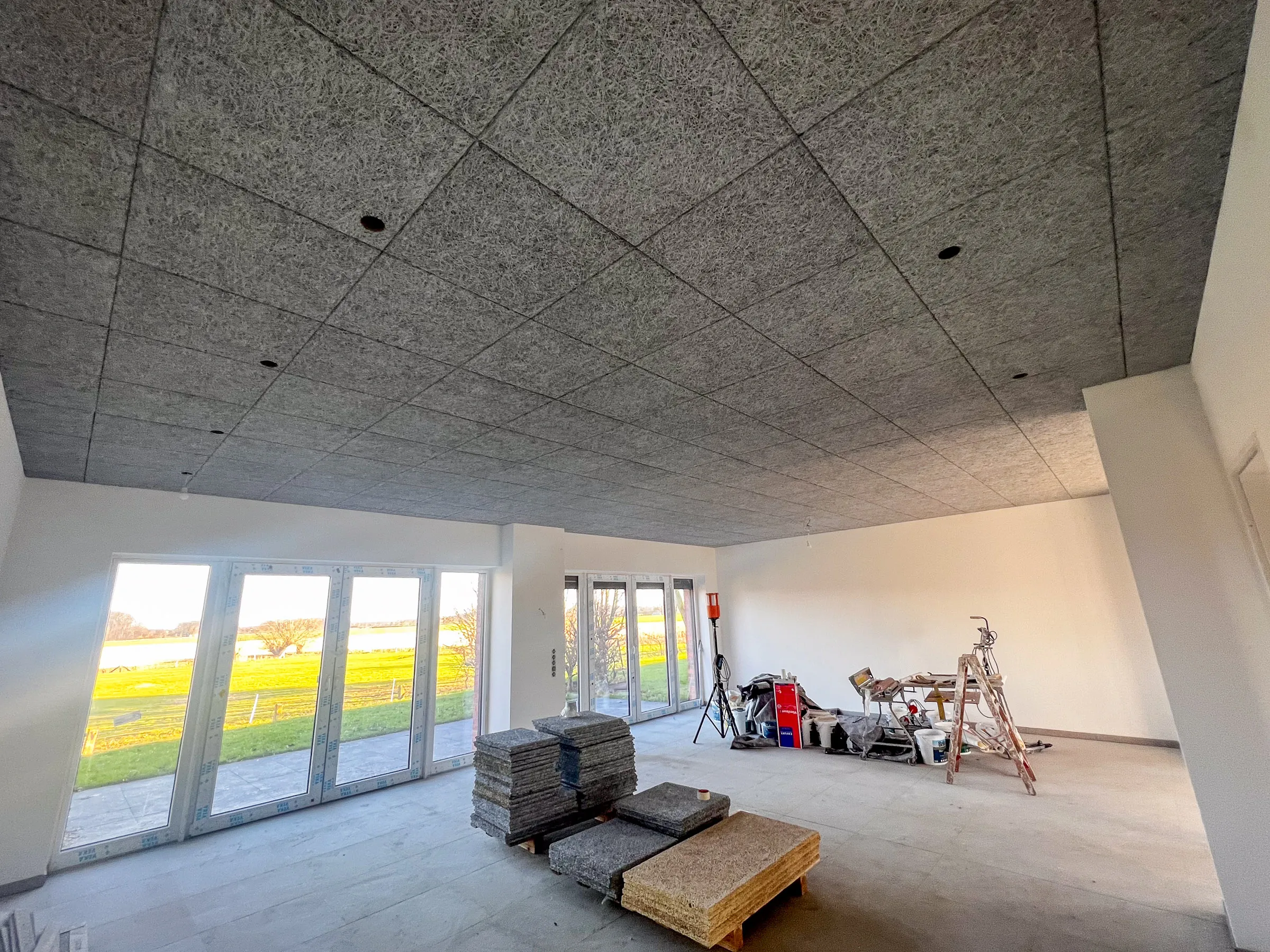 Akustik-Deckenbau mit Holzwolle-Leichtbauplatten in einem modernen Neubau bei Coesfeld