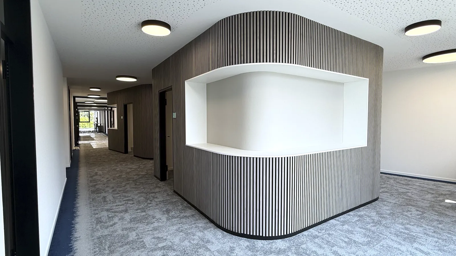 Elegante Akustikbau-Verkleidung mit Holzelementen und Schallabsorption – Trockenbau Plus Projekt für optimale Raumakustik und stilvolles Design