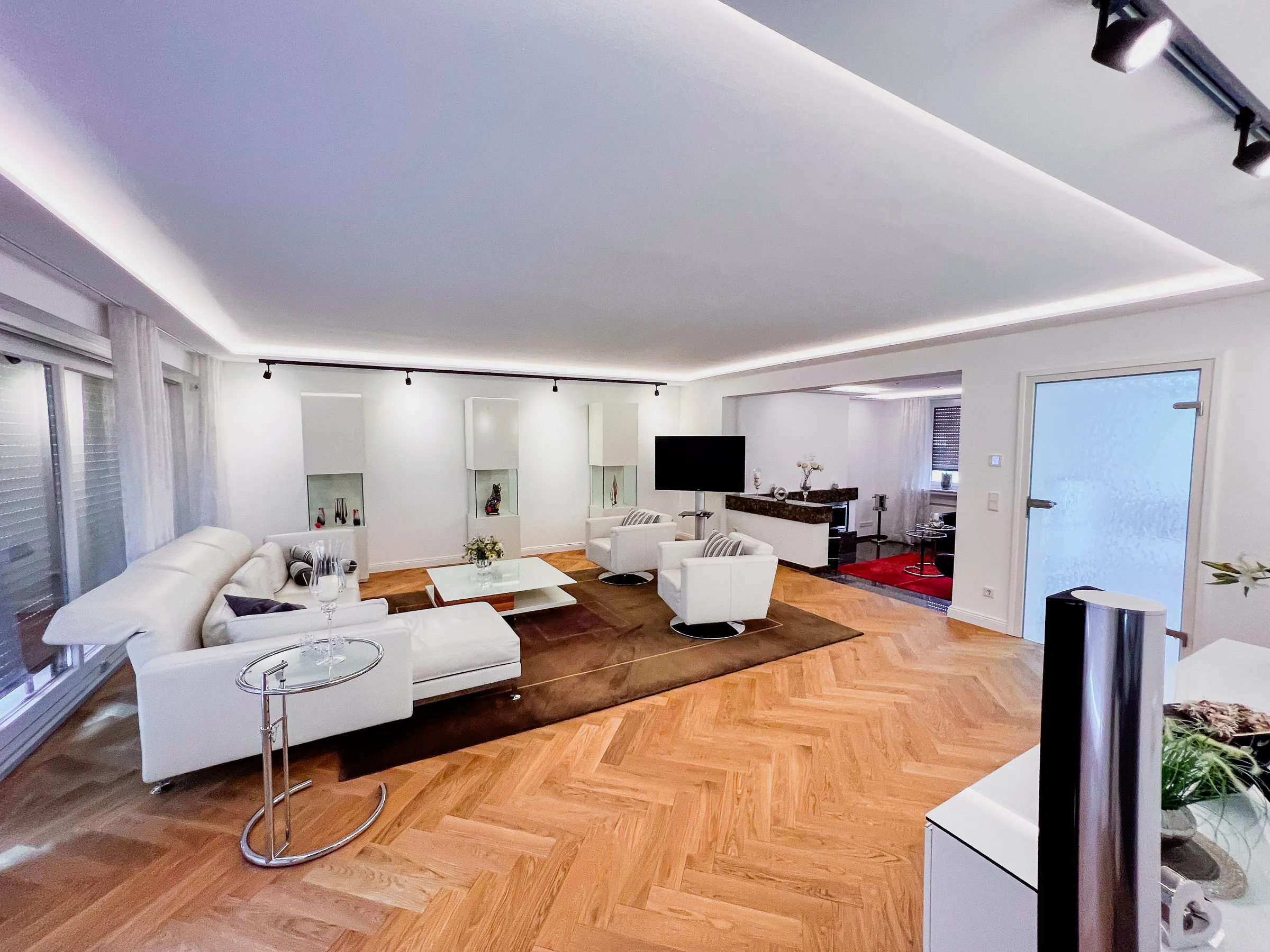 Deckensystem mit indirekter LED-Beleuchtung im Wohnzimmer