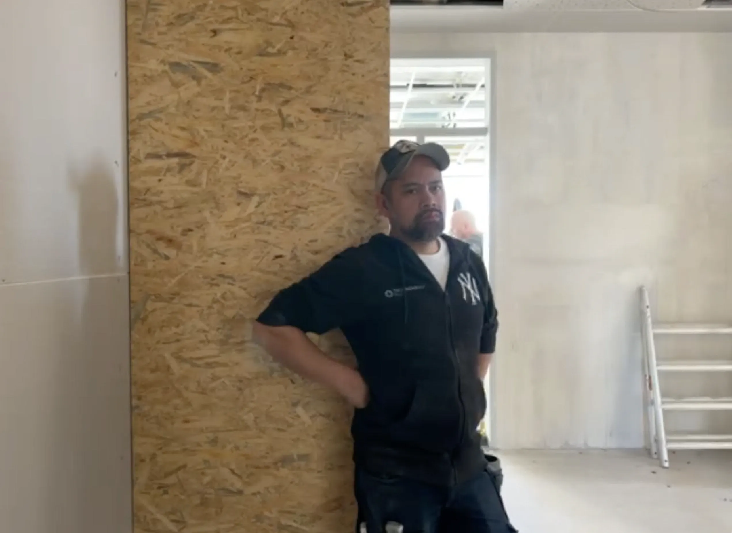 Trockenbau Plus bei der Arbeit auf der Baustelle – David Kuntjoro im Einsatz für hochwertige Lösungen