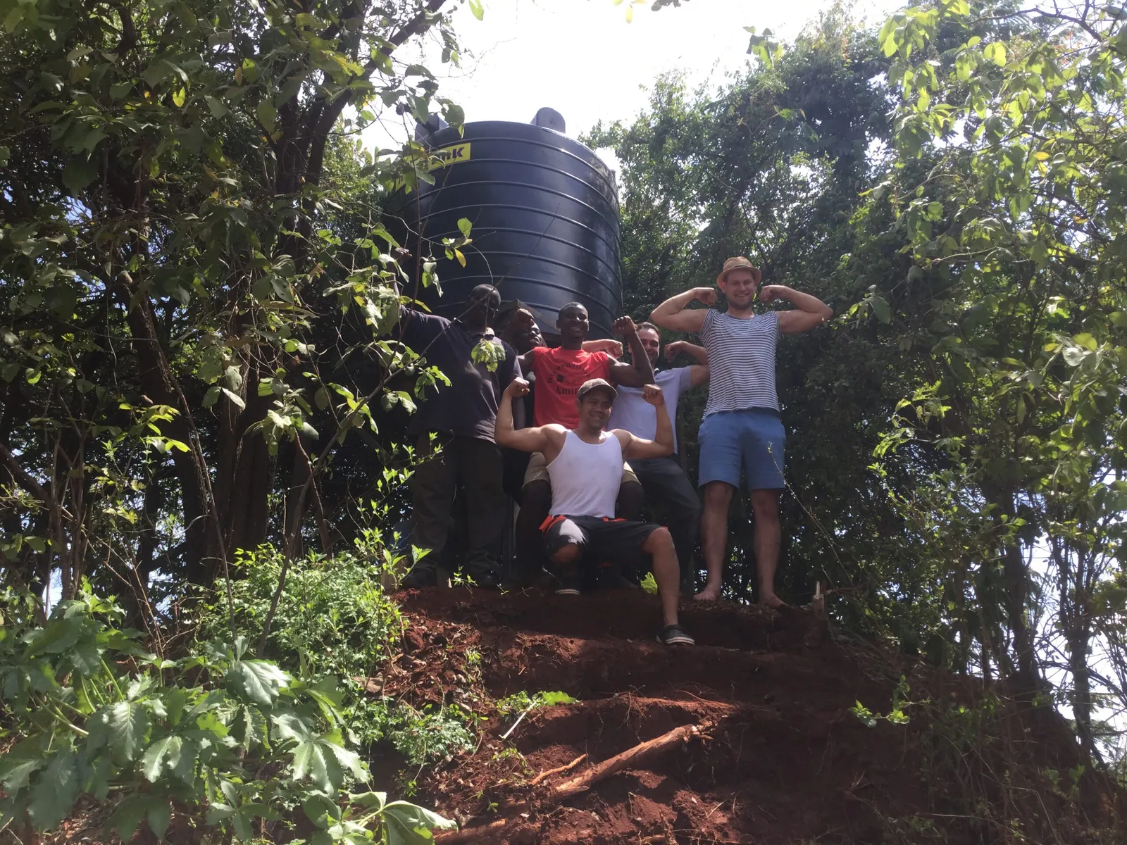 Das Team von Trockenbau Plus bei der Arbeit auf einer Baustelle – präzise und eingespielt